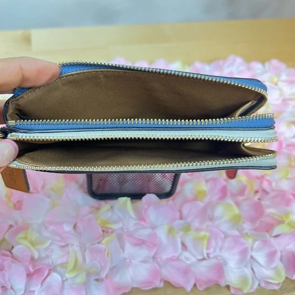 COACH Double Zipper Wristlet
Clutch Tan cream and blue Pebble Leather - Picture 12 of 12